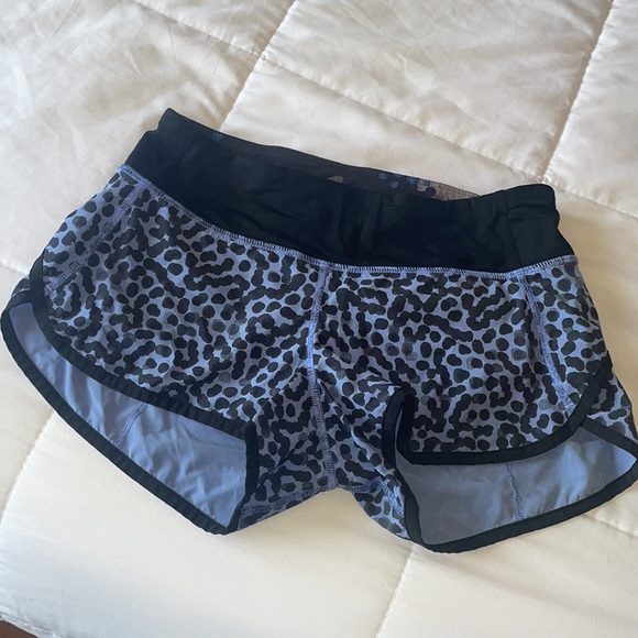 RARE Lululemon Blue Cheetah Speed Up Short 4-Way Stretch - Picture 3 of 6